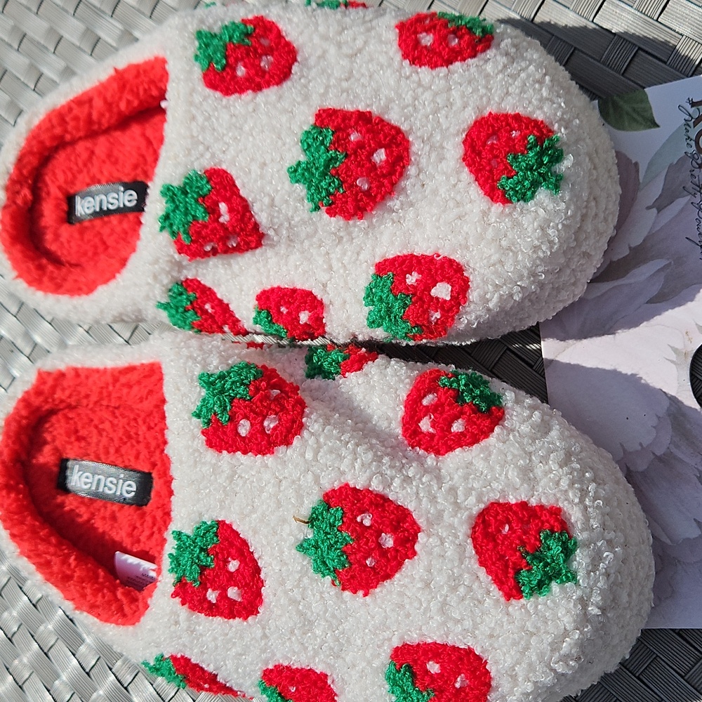 NEW WITH TAGS Kensie Size 6/7 Ivory Red Strawberries Fuzzy Memory Foam Slippers - Picture 4 of 17